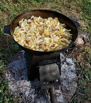 Смажимо картоплю на сковороді використовуючи мобільну пічку